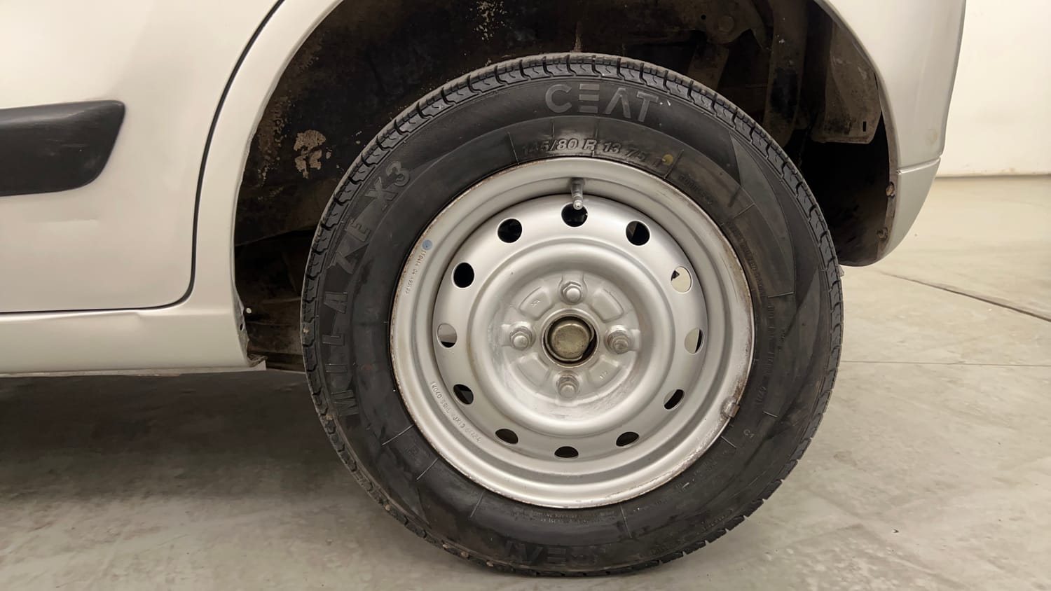 Used 2014 Maruti Suzuki Wagon R LXI CNG Cng Manual tyres LEFT REAR TYRE RIM VIEW