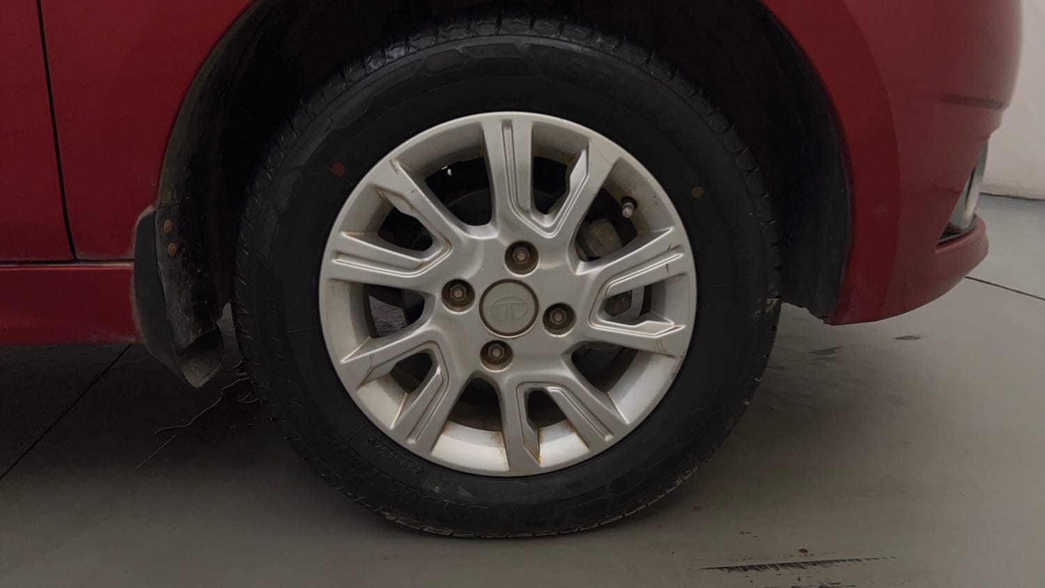 Used 2018 Tata Tiago Revotron XZA Petrol Automatic tyres RIGHT FRONT TYRE RIM VIEW