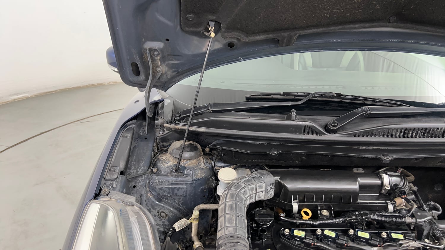 Used 2019 Maruti Suzuki Baleno Delta Petrol Manual engine ENGINE RIGHT SIDE HINGE & APRON VIEW