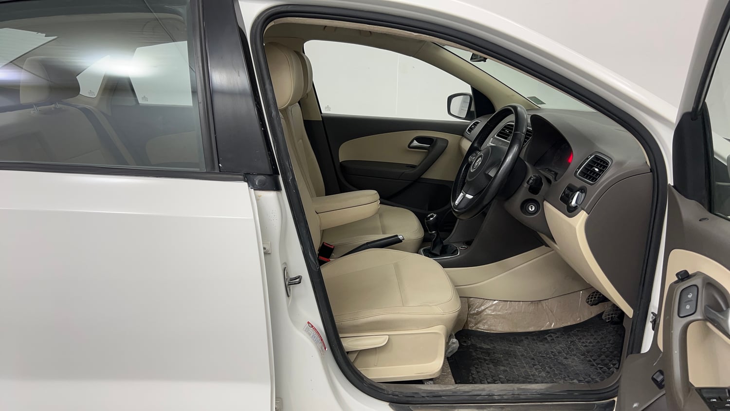 Used 2014 Volkswagen Vento Highline Petrol Petrol Manual interior RIGHT SIDE FRONT DOOR CABIN VIEW
