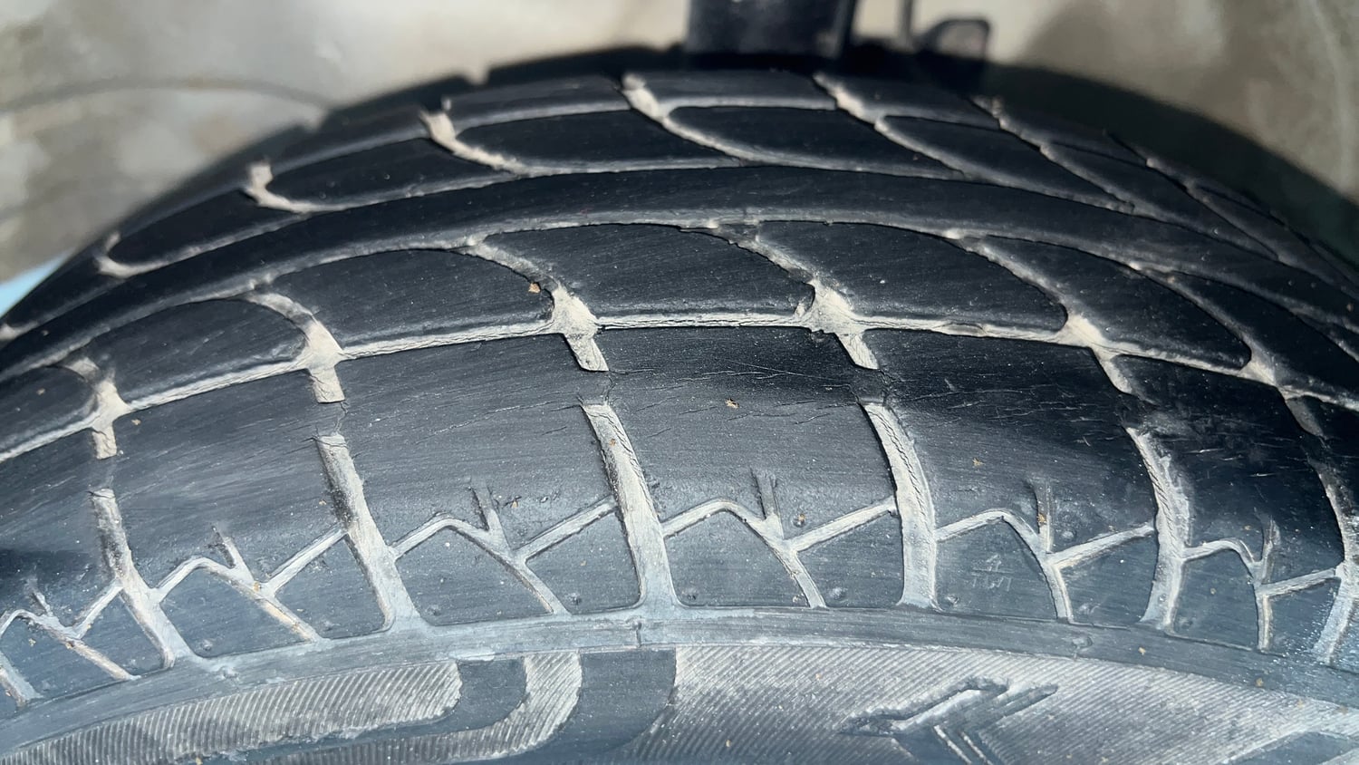 Used 2013 Maruti Suzuki Wagon R LXI Petrol Manual tyres LEFT FRONT TYRE TREAD VIEW