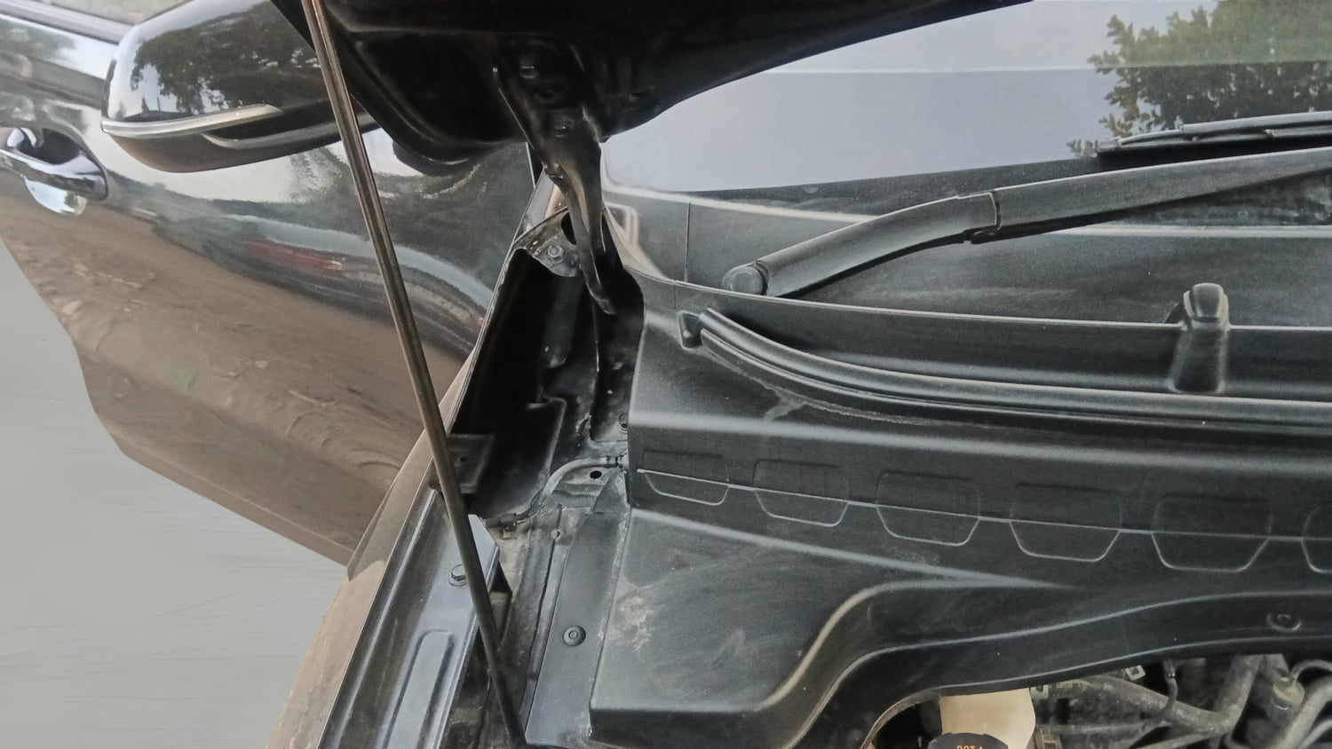 Used 2025 Kia Sonet HTK Plus (O) 1.2 Petrol MT Petrol Manual engine ENGINE RIGHT SIDE HINGE & APRON VIEW