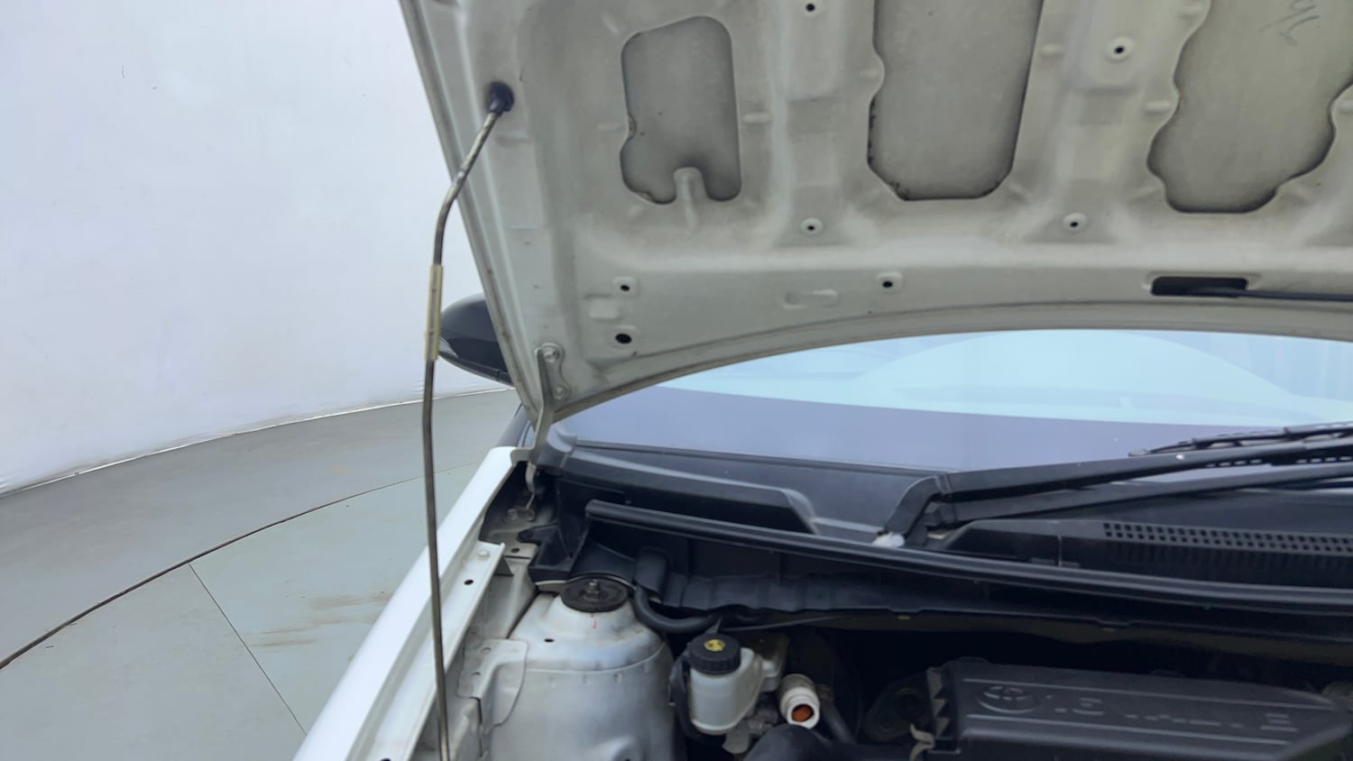 Used 2016 Toyota Etios Liva V Petrol Manual engine ENGINE RIGHT SIDE HINGE & APRON VIEW