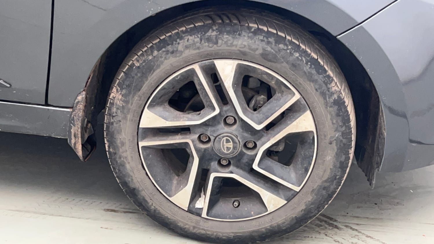 Used 2025 Tata Tiago XZ Plus Petrol Manual tyres RIGHT FRONT TYRE RIM VIEW