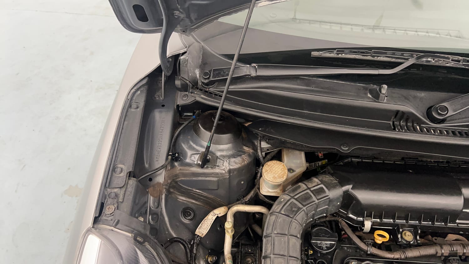 Used 2022 Maruti Suzuki Baleno Zeta Petrol Manual engine ENGINE RIGHT SIDE HINGE & APRON VIEW
