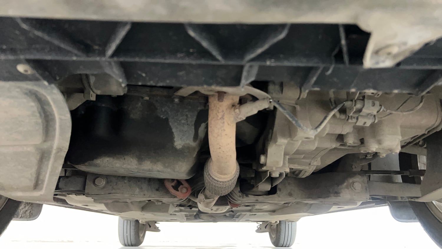 Used 2014 Volkswagen Vento Highline Petrol Petrol Manual extra FRONT LEFT UNDERBODY VIEW