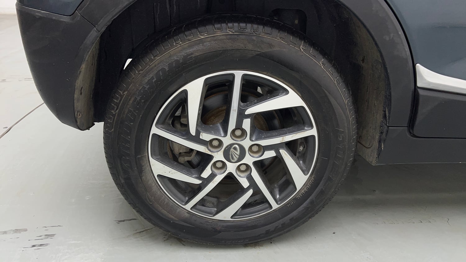Used 2022 Mahindra XUV 300 W8 (O) 1.2 Petrol AMT Petrol Automatic tyres RIGHT REAR TYRE RIM VIEW