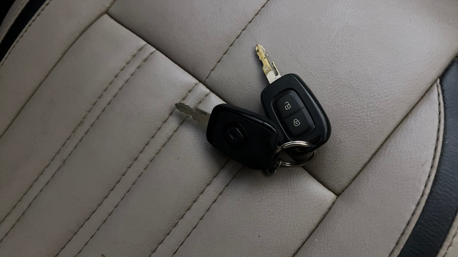 Used 2022 Renault Kwid RXT 1.0 Petrol Manual extra CAR KEY VIEW