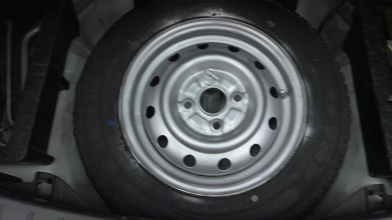 Used 2013 Maruti Suzuki Wagon R LXI Petrol Manual tyres SPARE TYRE VIEW