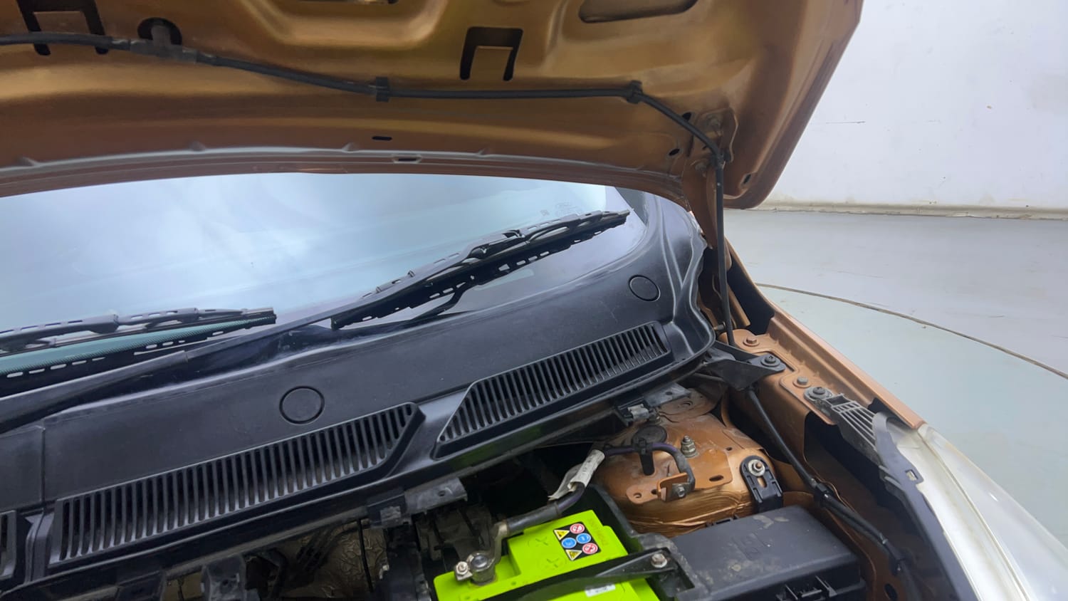 Used 2016 Ford Figo Titanium Plus 1.2 Ti-VCT Petrol Manual engine ENGINE LEFT SIDE HINGE & APRON VIEW