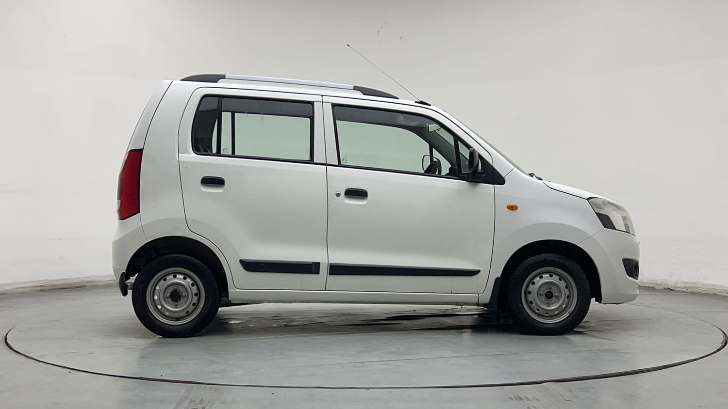 Used 2013 Maruti Suzuki Wagon R LXI Petrol Manual exterior RIGHT SIDE VIEW