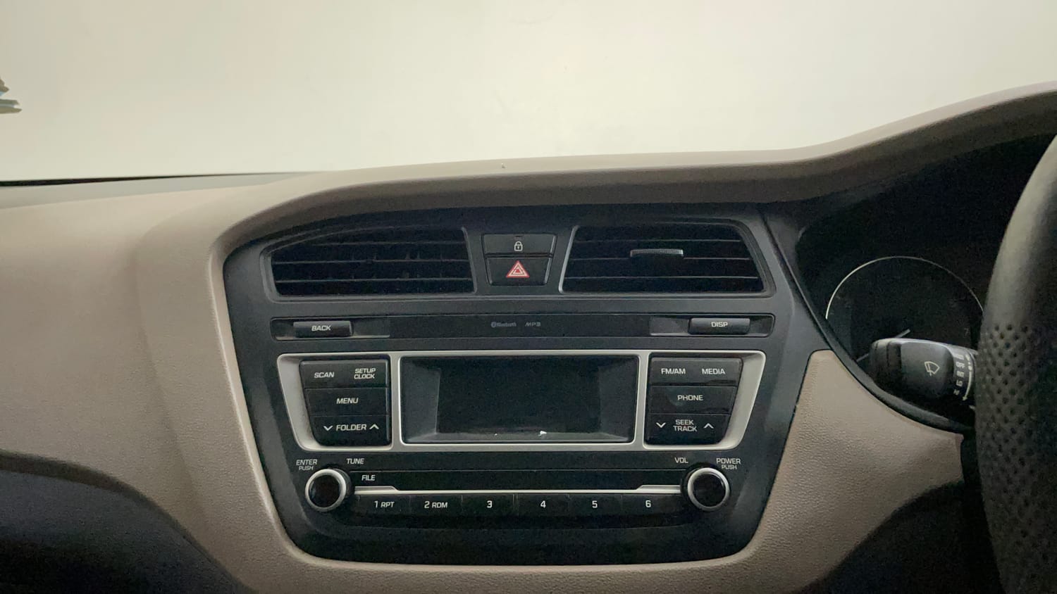 Used 2014 Hyundai Elite i20 Magna 1.2 Petrol Manual top_features Integrated (in-dash) music system