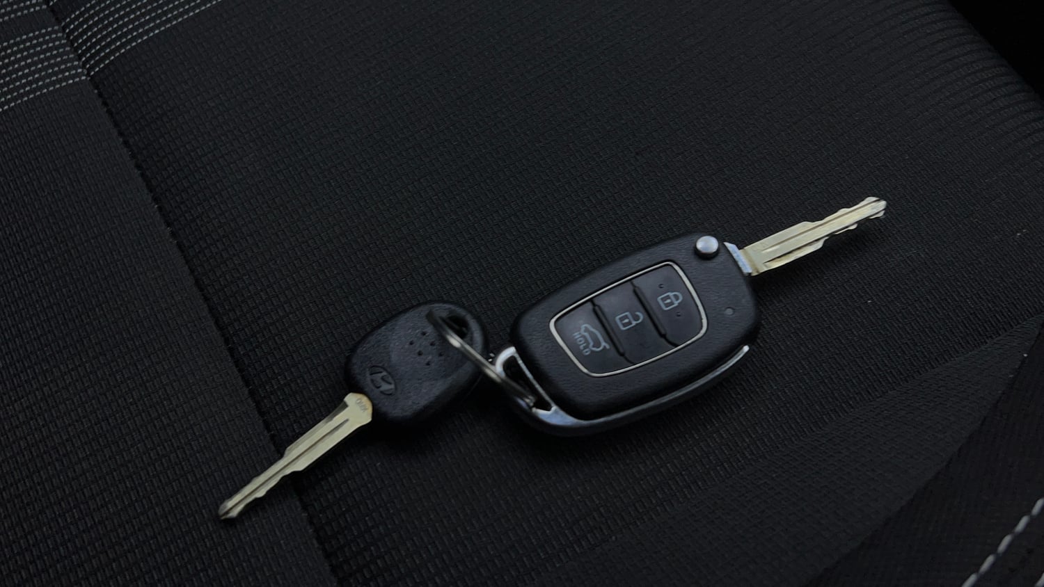 Used 2022 Hyundai Venue S (O) 1.0 Turbo DCT Petrol Automatic extra CAR KEY VIEW