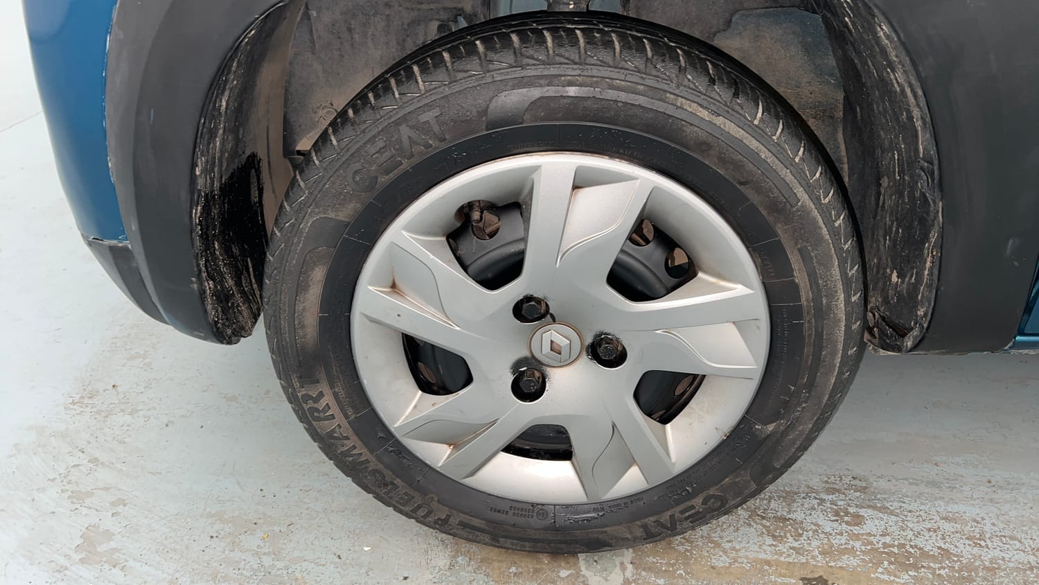 Used 2021 Renault Kwid RXT 1.0 AMT Opt Petrol Automatic tyres LEFT FRONT TYRE RIM VIEW