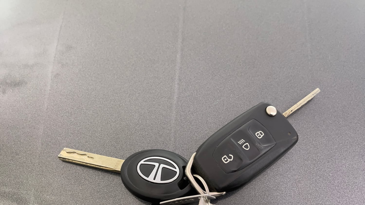 Used 2023 Tata Tiago XT (O) Petrol Manual extra CAR KEY VIEW