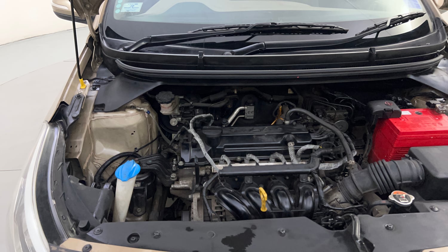 Used 2015 Hyundai Elite i20 Asta 1.2 Petrol Manual engine ENGINE RIGHT SIDE HINGE & APRON VIEW
