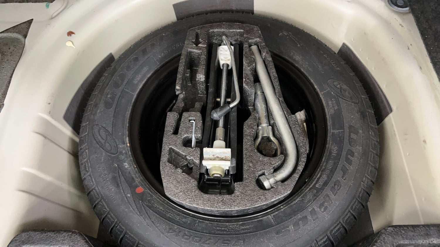 Used 2014 Volkswagen Vento Highline Petrol Petrol Manual tyres SPARE TYRE VIEW