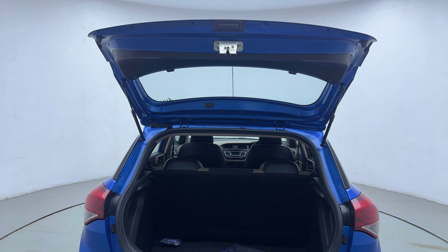 Used 2017 Hyundai Elite i20 Magna Executive 1.2 Petrol Manual interior DICKY DOOR OPEN VIEW