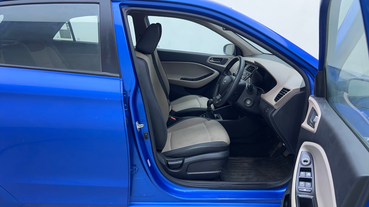 Used 2017 Hyundai Elite i20 Magna Executive 1.2 Petrol Manual interior RIGHT SIDE FRONT DOOR CABIN VIEW