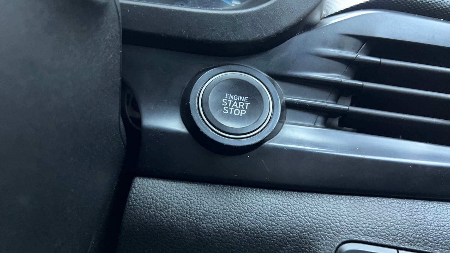 Used 2022 Hyundai i20 Asta (O) 1.2 IVT Petrol Automatic top_features Keyless start