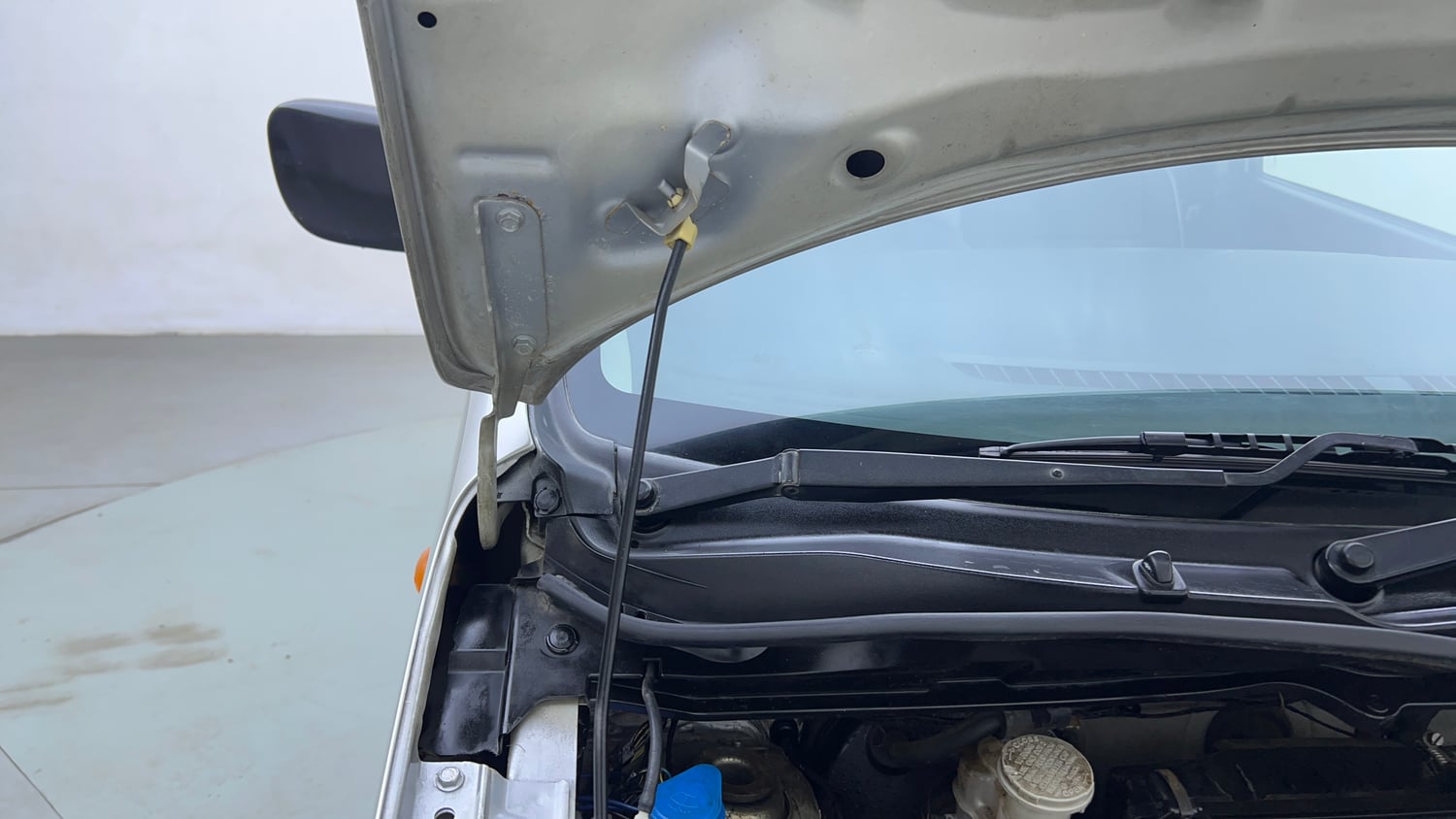 Used 2014 Maruti Suzuki Wagon R LXI Petrol Manual engine ENGINE RIGHT SIDE HINGE & APRON VIEW