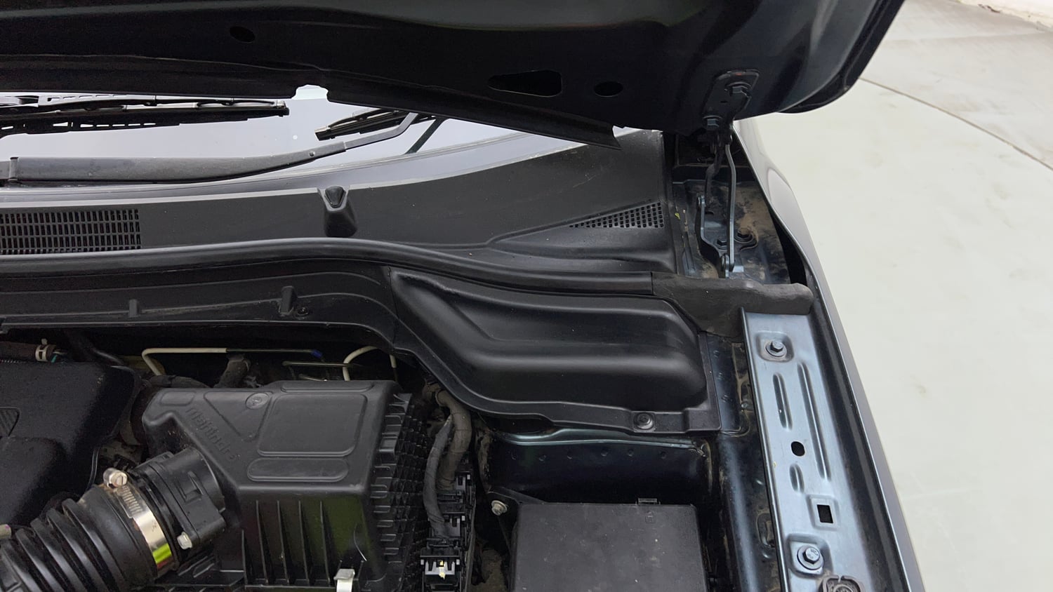 Used 2022 Mahindra XUV 300 W8 (O) 1.2 Petrol AMT Petrol Automatic engine ENGINE LEFT SIDE HINGE & APRON VIEW