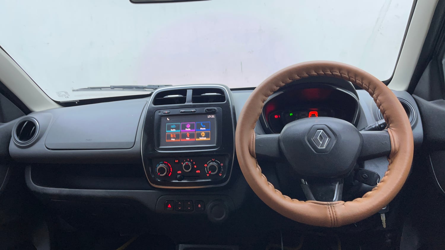 Used 2018 Renault Kwid 1.0 RXT Petrol Manual interior DASHBOARD VIEW