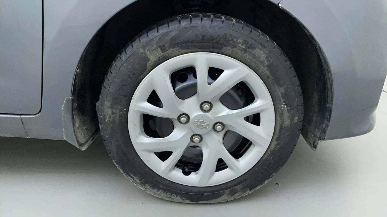 Used 2018 Hyundai Grand i10 Magna 1.2 Kappa VTVT Petrol Manual tyres RIGHT FRONT TYRE RIM VIEW