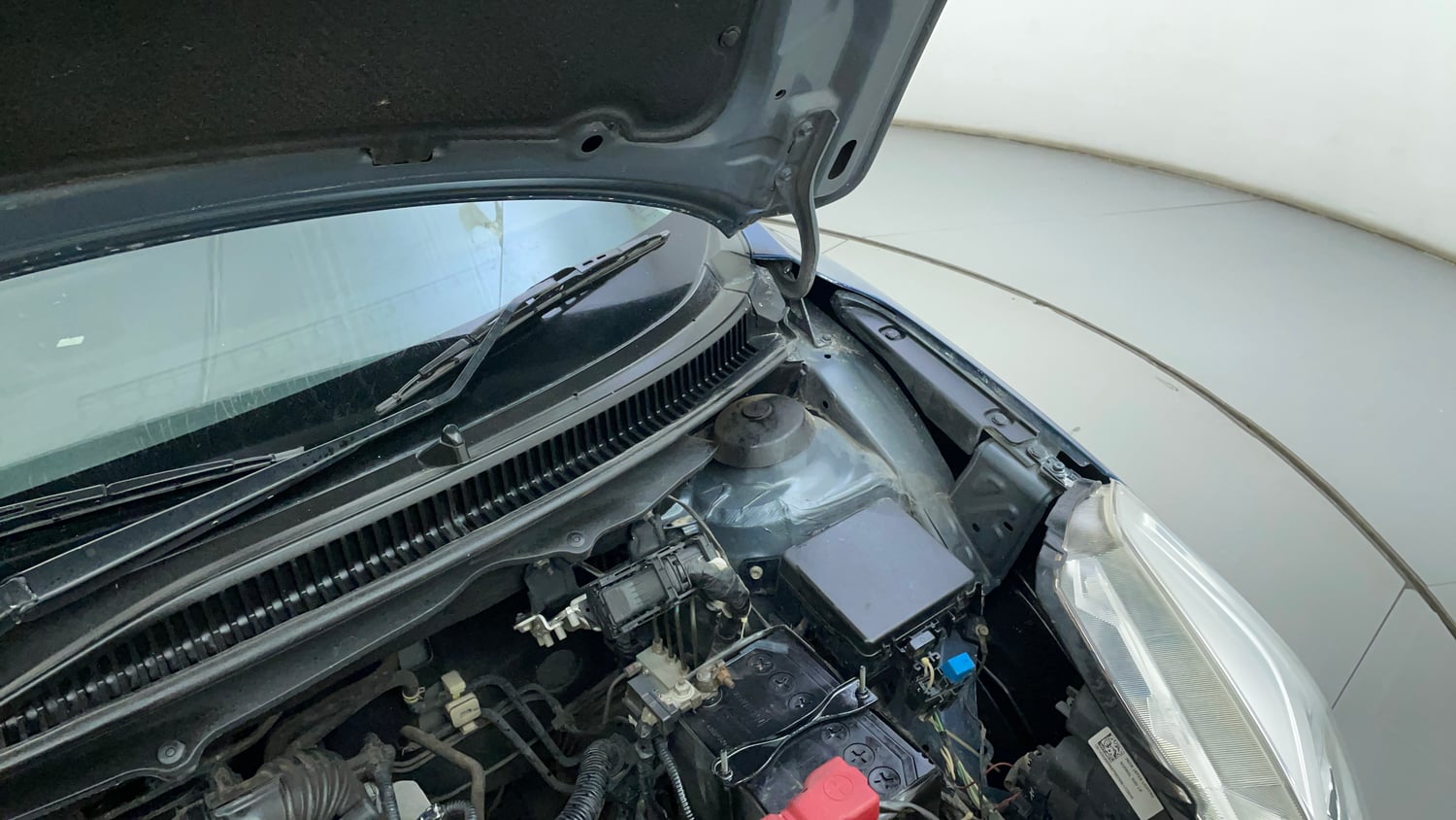 Used 2017 Maruti Suzuki Baleno Delta 1.2 Petrol Manual engine ENGINE LEFT SIDE HINGE & APRON VIEW
