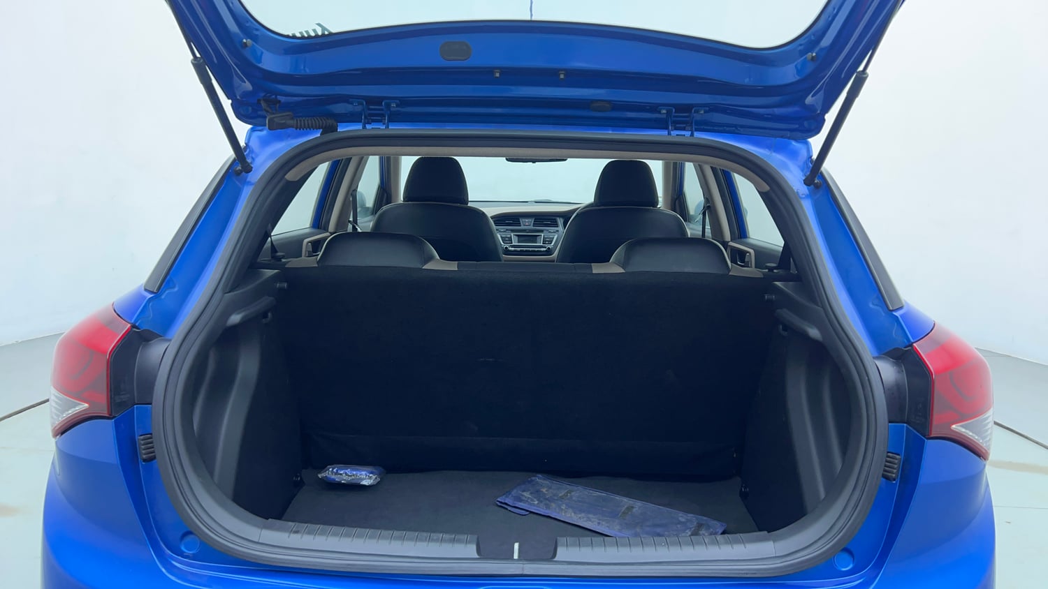 Used 2017 Hyundai Elite i20 Magna Executive 1.2 Petrol Manual interior DICKY INSIDE VIEW