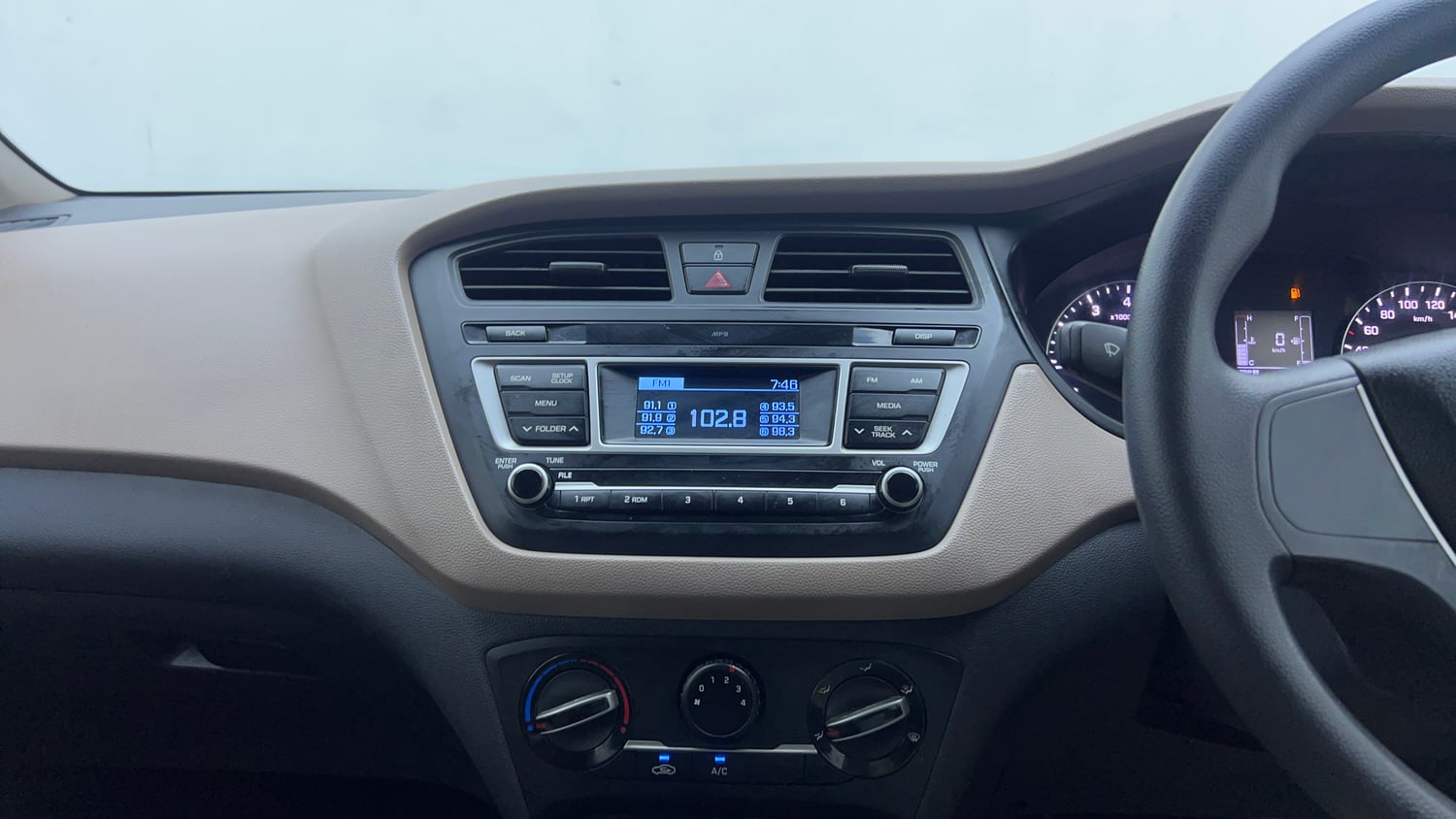 Used 2017 Hyundai Elite i20 Magna Executive 1.2 Petrol Manual interior MUSIC SYSTEM & AC CONTROL VIEW