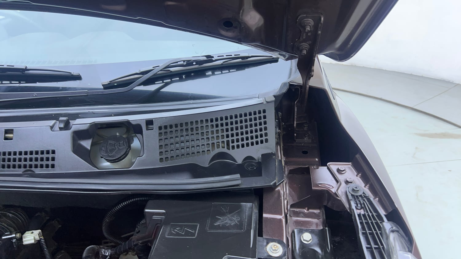Used 2021 Nissan Magnite XV Premium Turbo CVT Petrol Automatic engine ENGINE LEFT SIDE HINGE & APRON VIEW