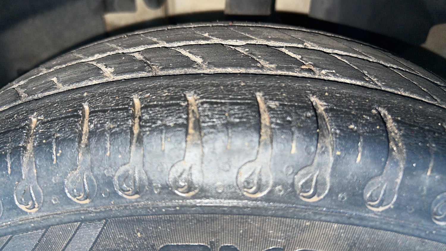 Used 2020 Renault Kwid 1.0 RXT Opt Petrol Manual tyres LEFT FRONT TYRE TREAD VIEW