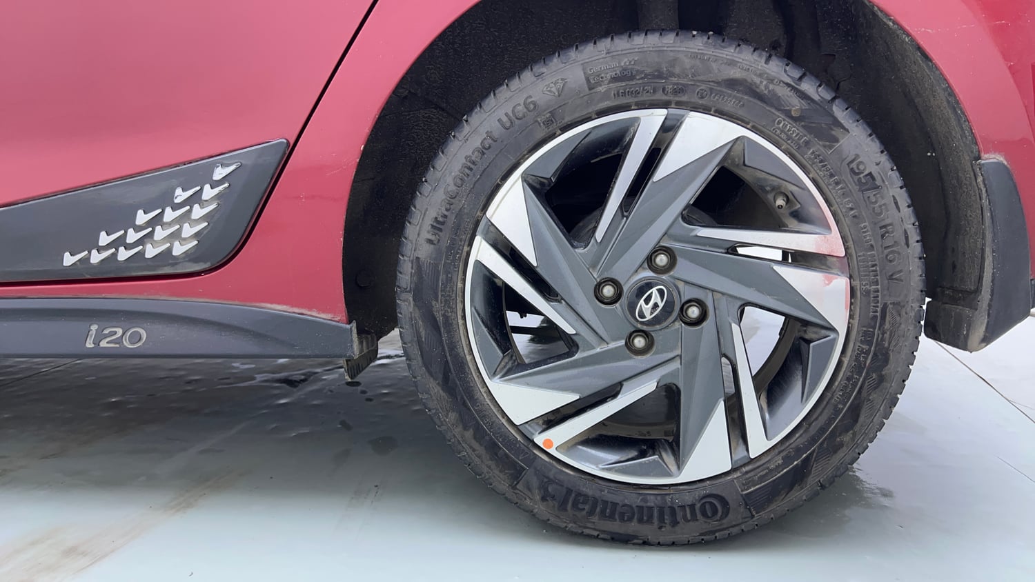 Used 2022 Hyundai i20 Asta (O) 1.2 IVT Petrol Automatic tyres LEFT REAR TYRE RIM VIEW