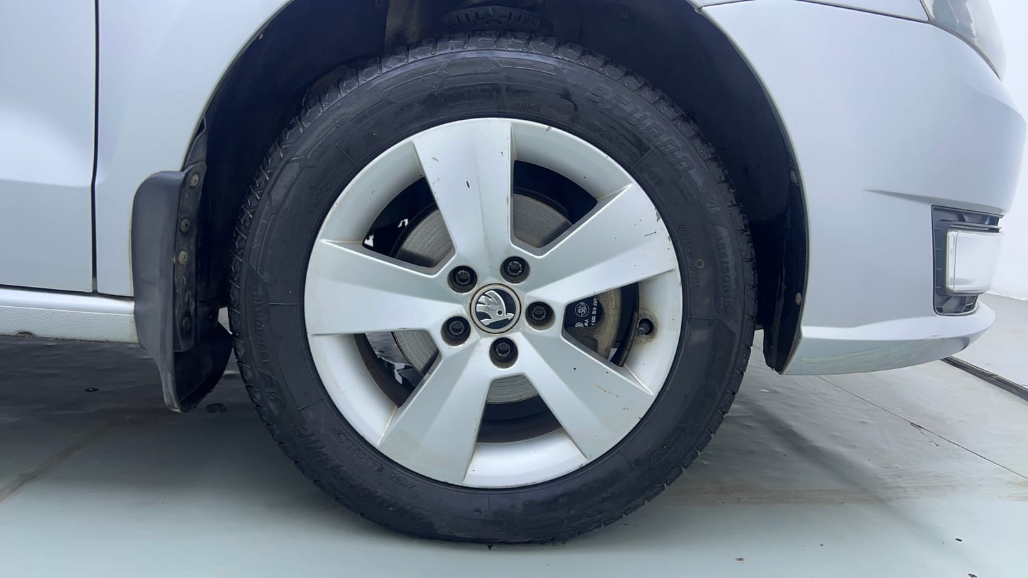 Used 2018 Skoda Rapid Ambition 1.6 MPI Petrol Manual tyres RIGHT FRONT TYRE RIM VIEW