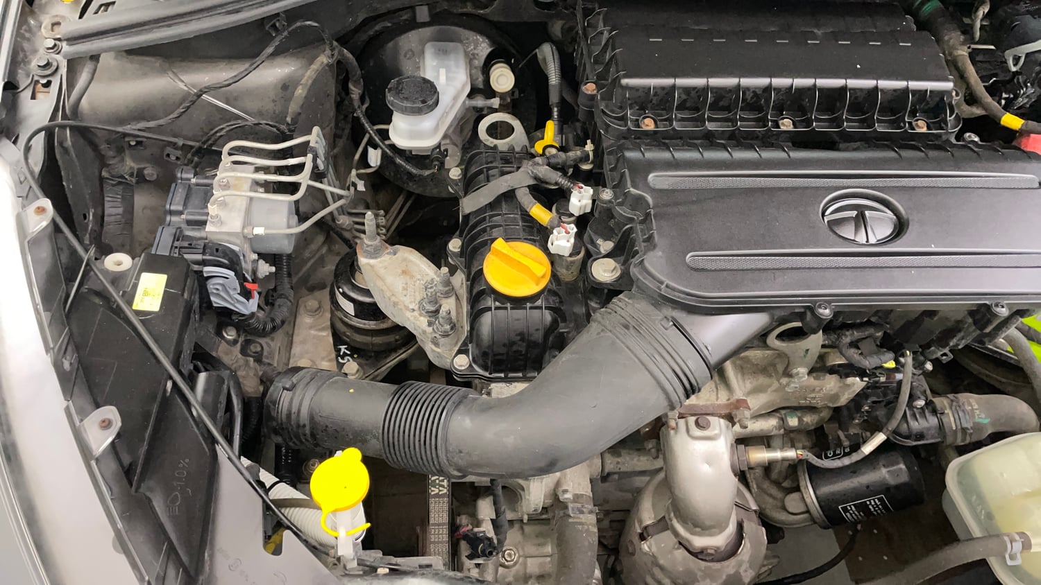 Used 2023 Tata Tiago XT (O) Petrol Manual engine ENGINE RIGHT SIDE VIEW