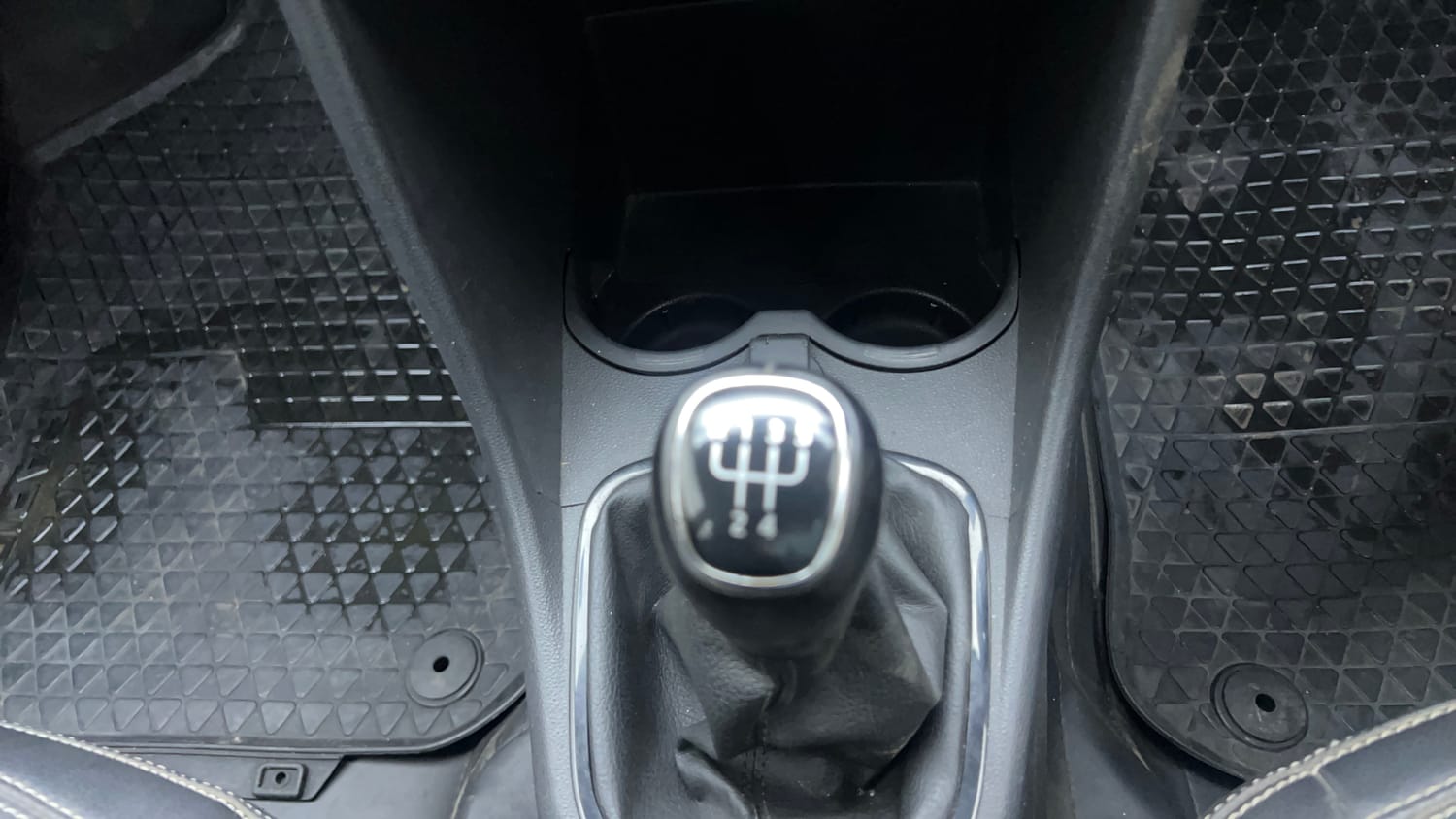 Used 2018 Skoda Rapid Ambition 1.6 MPI Petrol Manual interior GEAR  KNOB VIEW