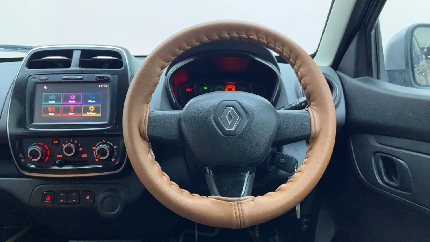 Used 2018 Renault Kwid 1.0 RXT Petrol Manual interior STEERING VIEW