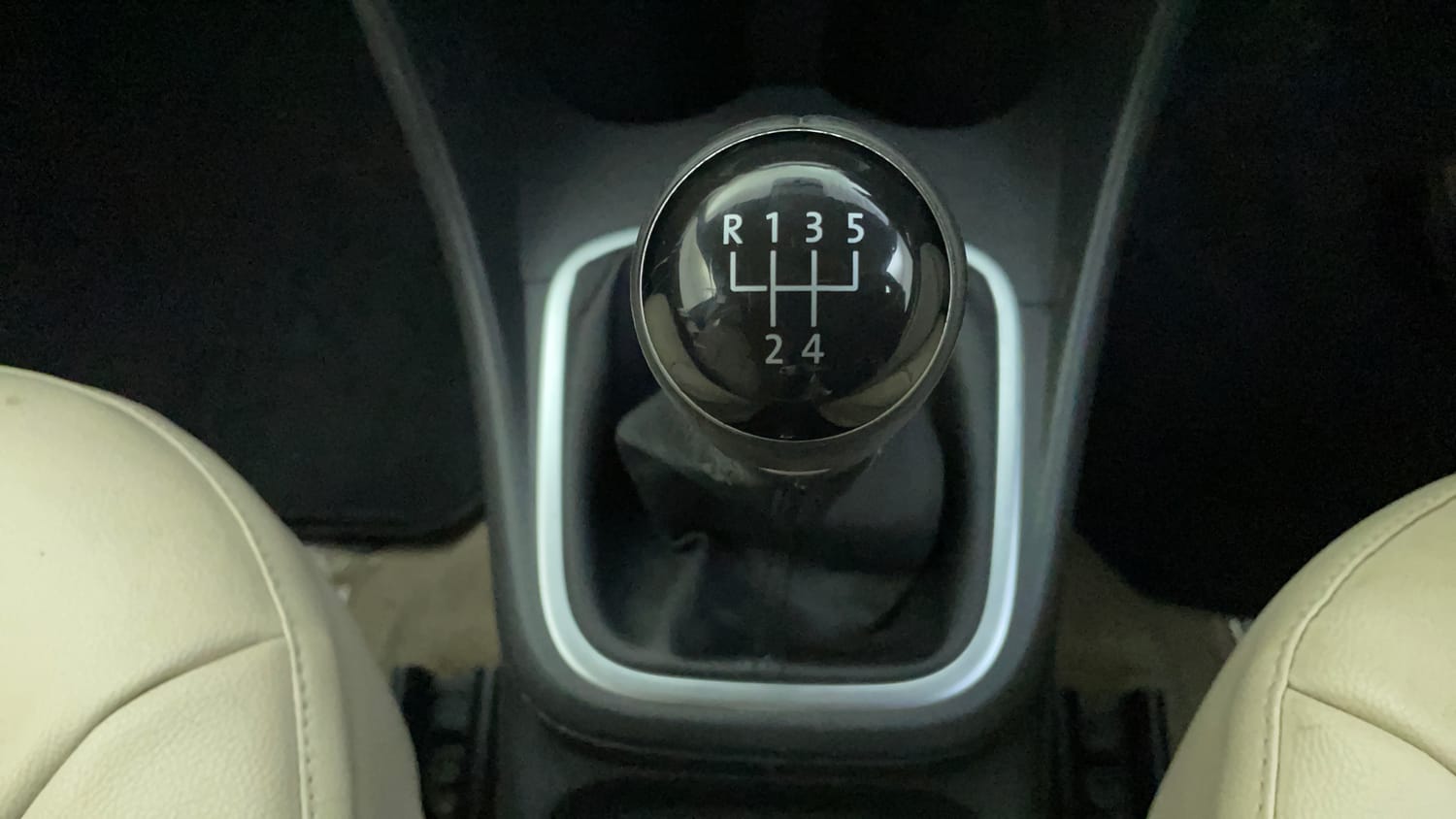 Used 2014 Volkswagen Polo Highline1.2L (P) Petrol Manual interior GEAR  KNOB VIEW