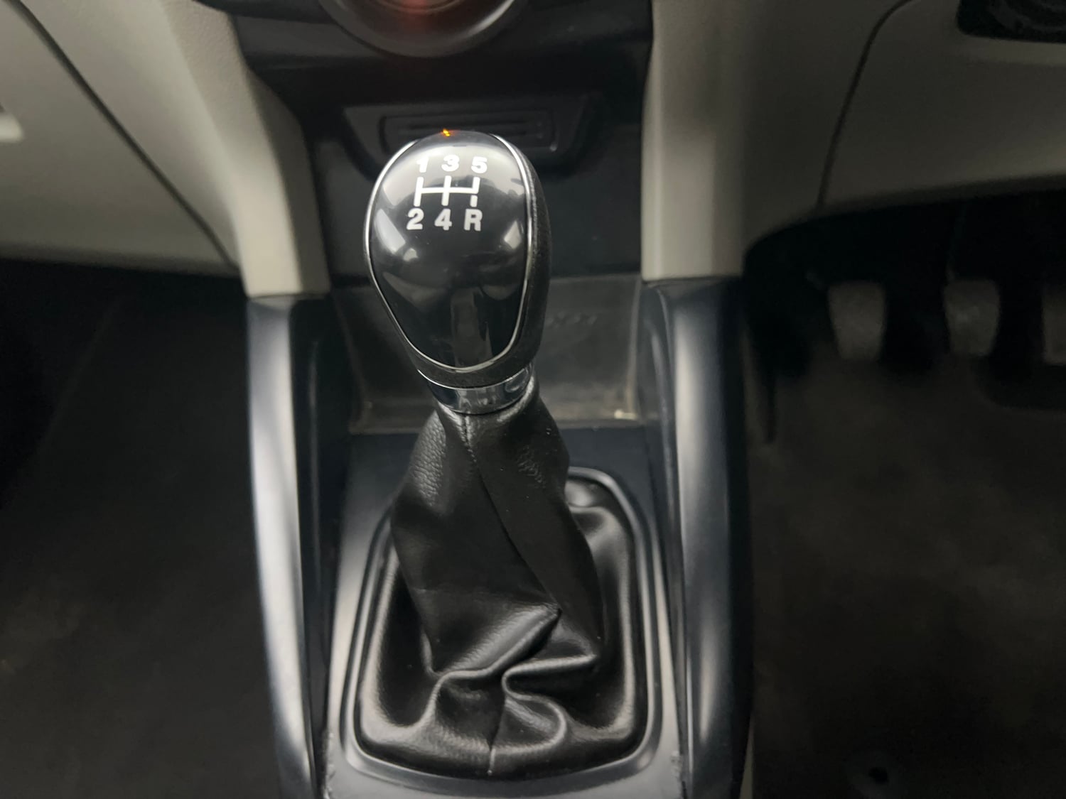 Used 2016 Ford EcoSport Ambiente 1.5L TDCi Diesel Manual interior GEAR  KNOB VIEW