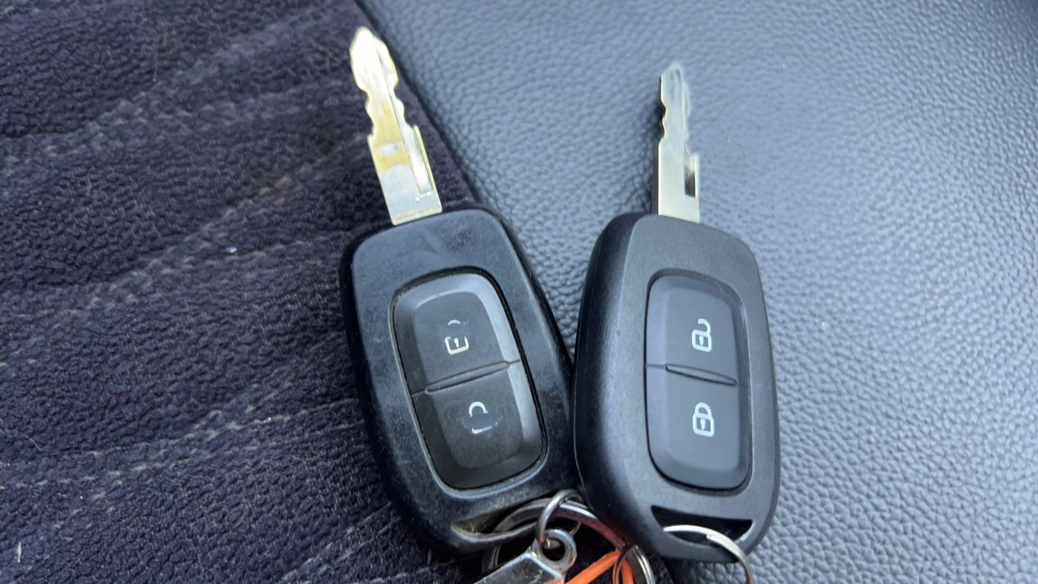 Used 2020 Renault Kwid 1.0 RXT Opt Petrol Manual extra CAR KEY VIEW
