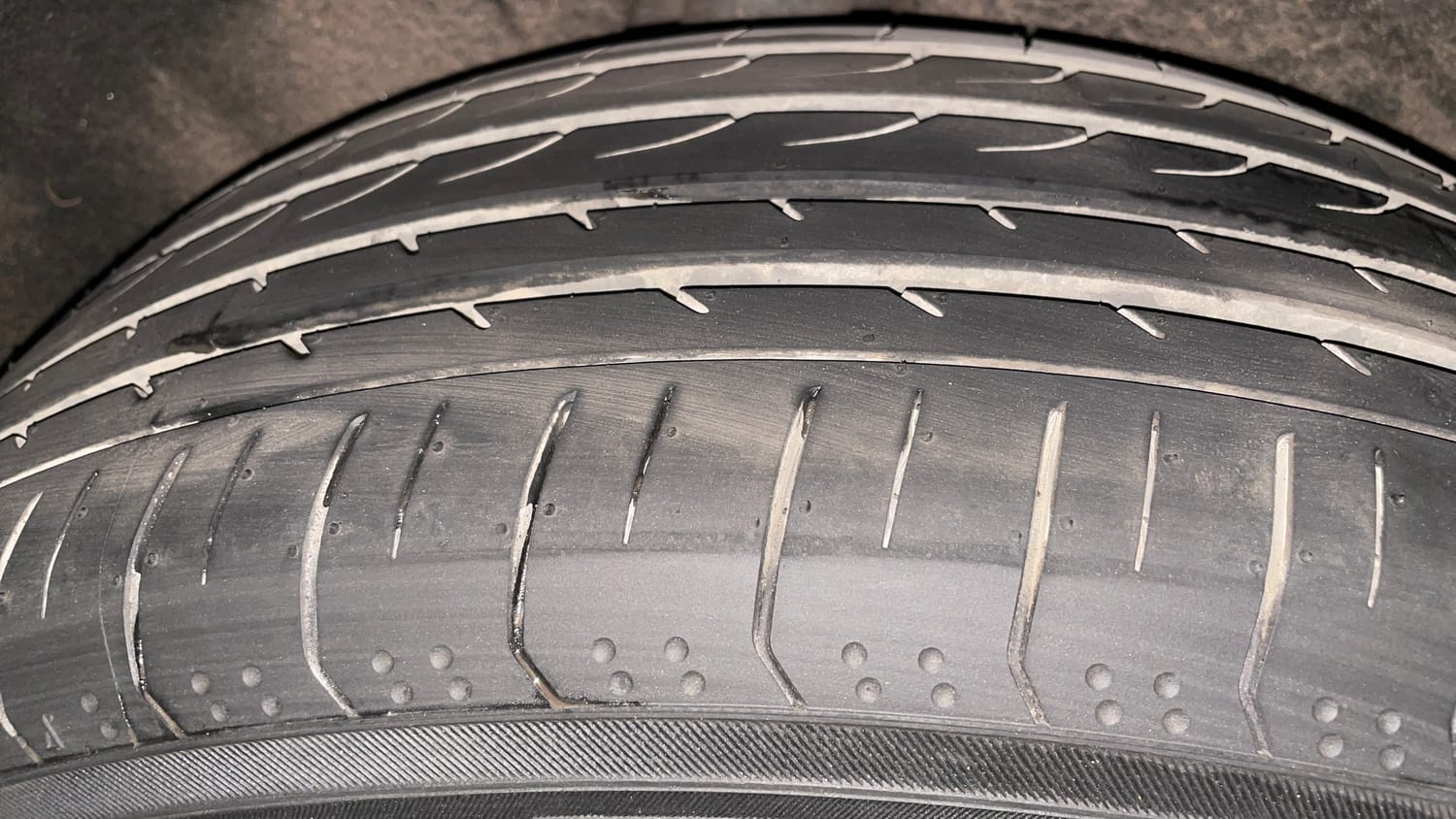 Used 2022 Mahindra XUV700 AX 7 Diesel MT 7 STR Diesel Manual tyres RIGHT REAR TYRE TREAD VIEW