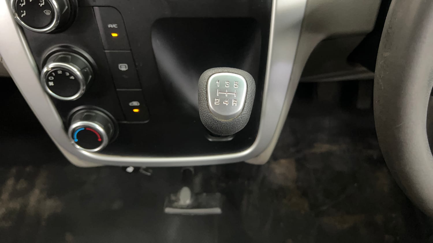 Used 2016 Mahindra KUV100 K8 6 STR Petrol Manual interior GEAR  KNOB VIEW
