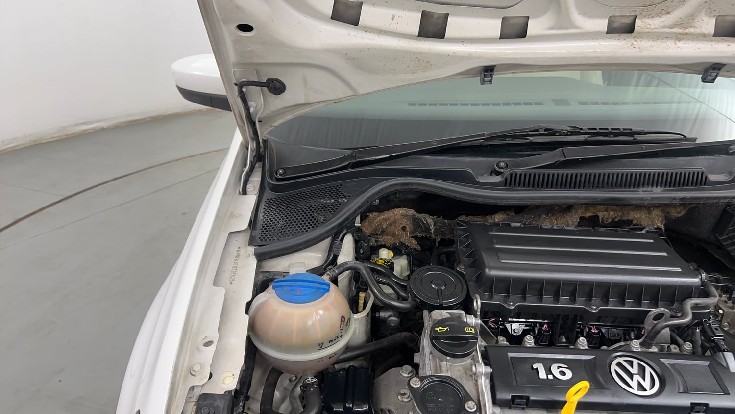Used 2014 Volkswagen Vento Highline Petrol Petrol Manual engine ENGINE RIGHT SIDE HINGE & APRON VIEW