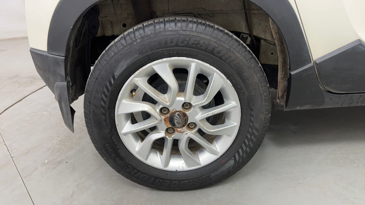 Used 2016 Mahindra KUV100 K8 6 STR Petrol Manual tyres RIGHT REAR TYRE RIM VIEW