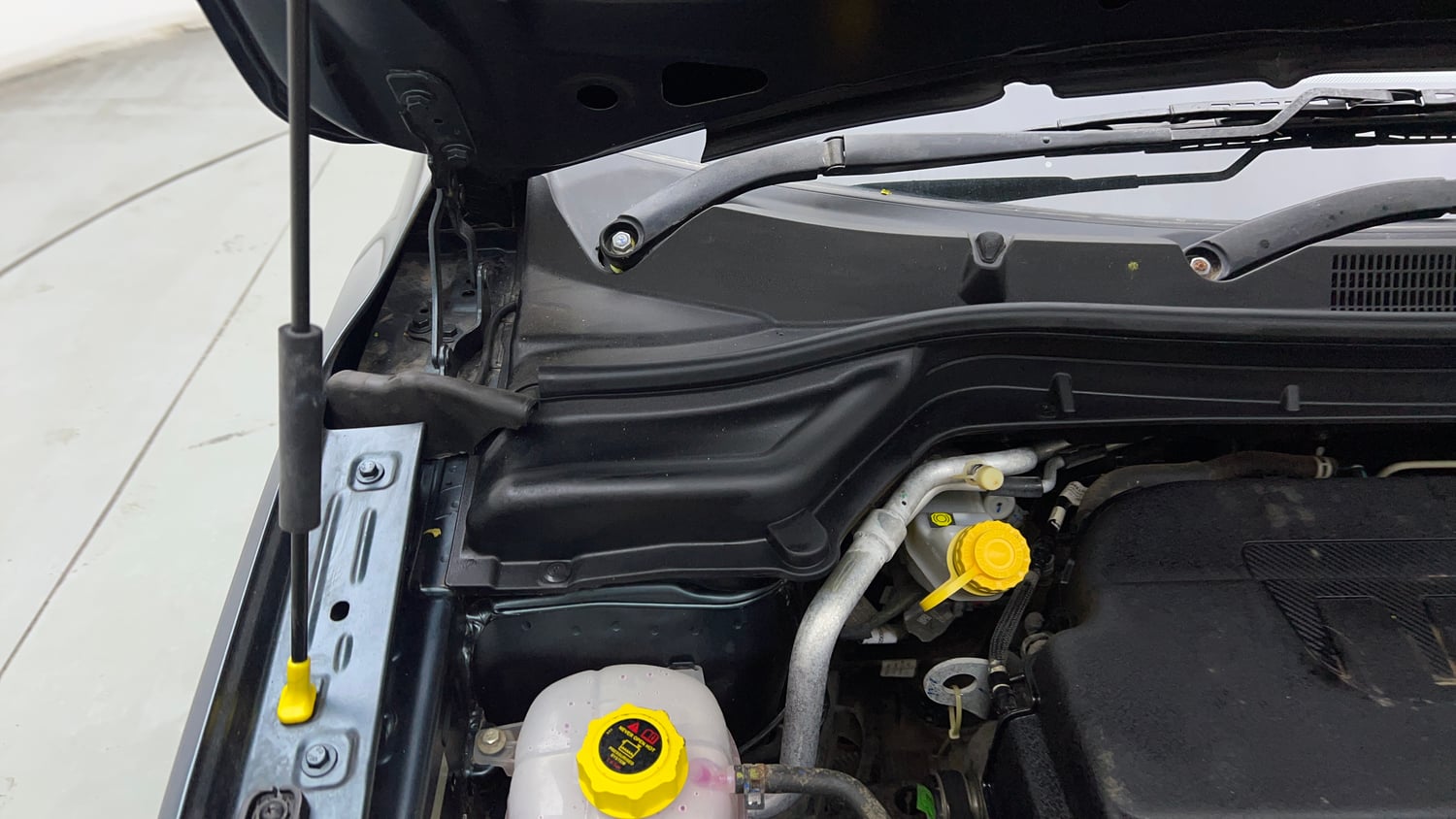 Used 2022 Mahindra XUV 300 W8 (O) 1.2 Petrol AMT Petrol Automatic engine ENGINE RIGHT SIDE HINGE & APRON VIEW