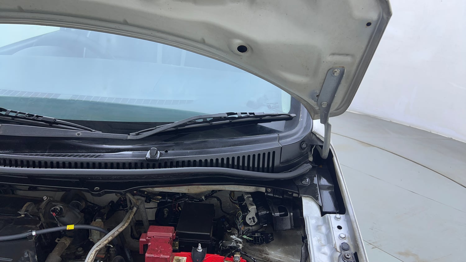 Used 2014 Maruti Suzuki Wagon R LXI Petrol Manual engine ENGINE LEFT SIDE HINGE & APRON VIEW