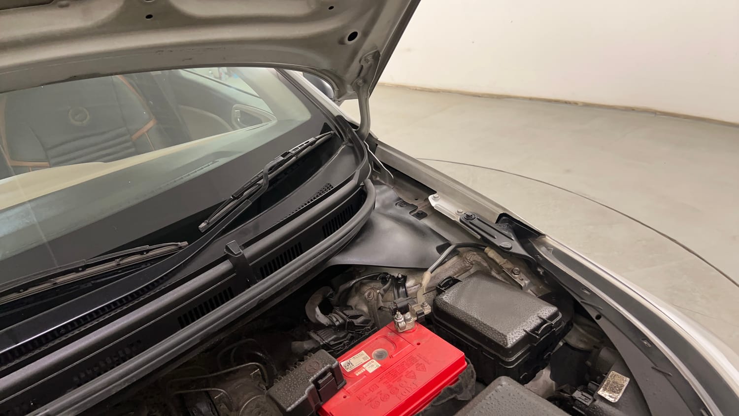 Used 2019 Hyundai Elite i20 Asta 1.2 (O) Petrol Manual engine ENGINE LEFT SIDE HINGE & APRON VIEW