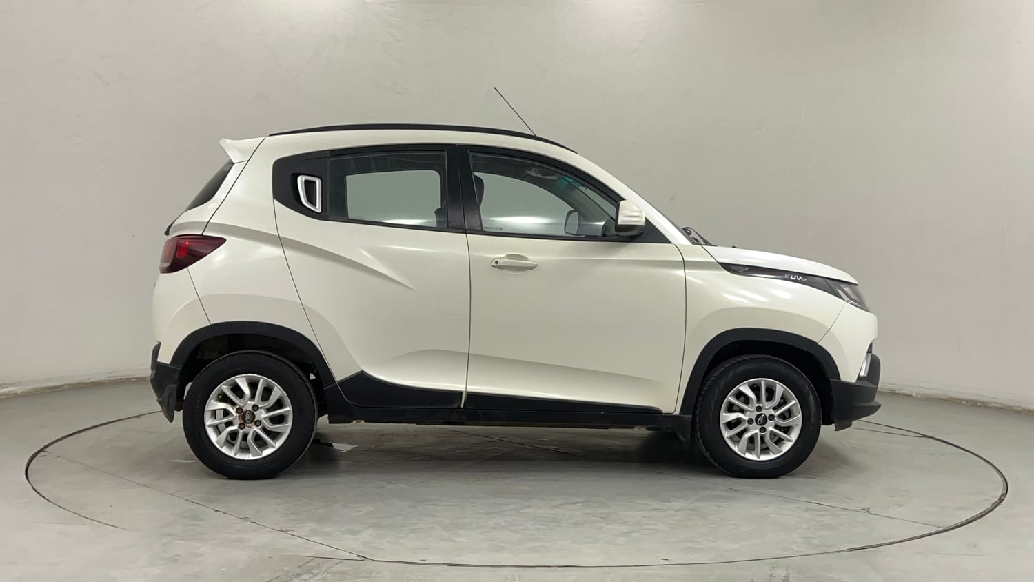 Used 2016 Mahindra KUV100 K8 6 STR Petrol Manual exterior RIGHT SIDE VIEW