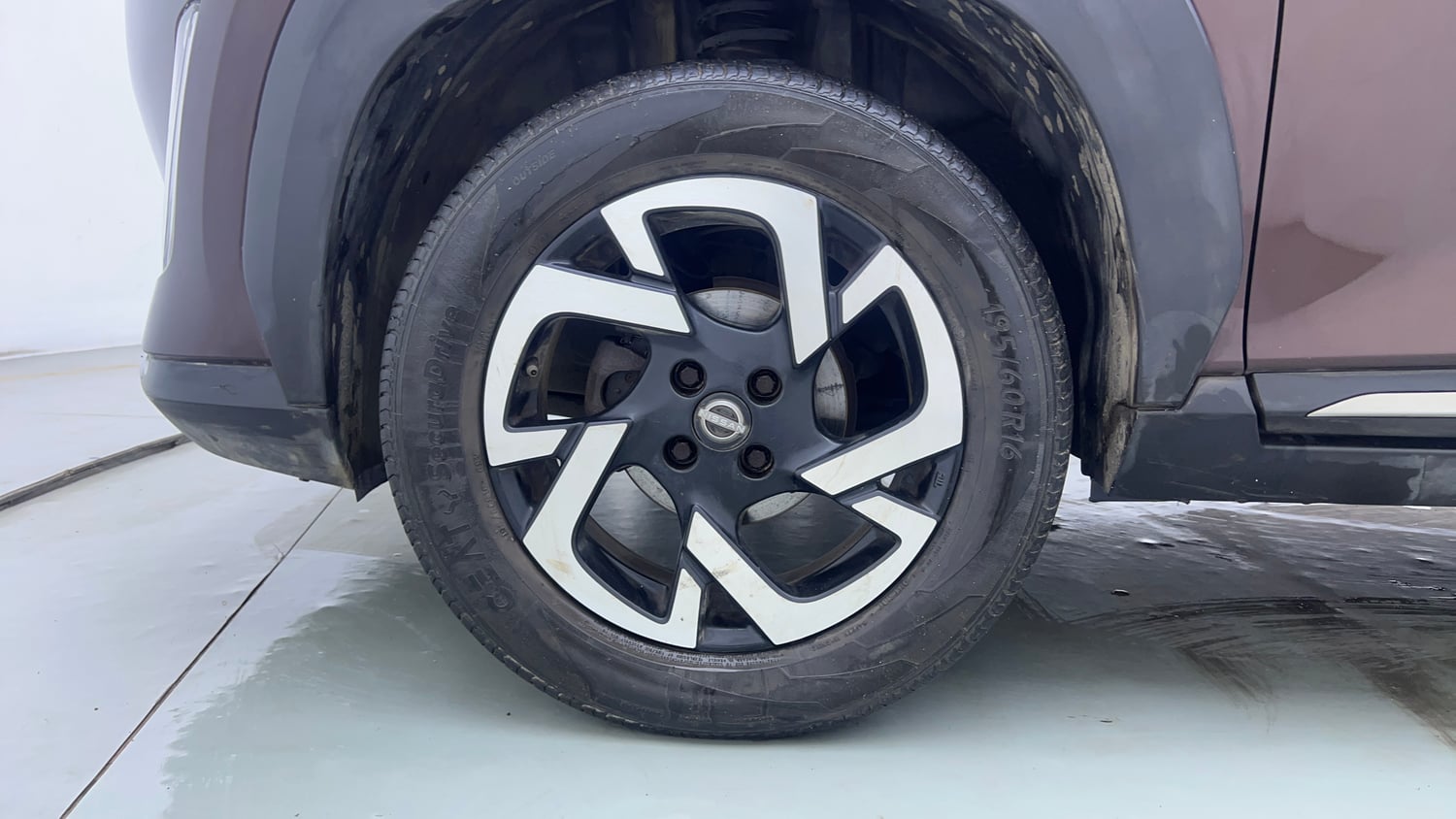 Used 2021 Nissan Magnite XV Premium Turbo CVT Petrol Automatic tyres LEFT FRONT TYRE RIM VIEW